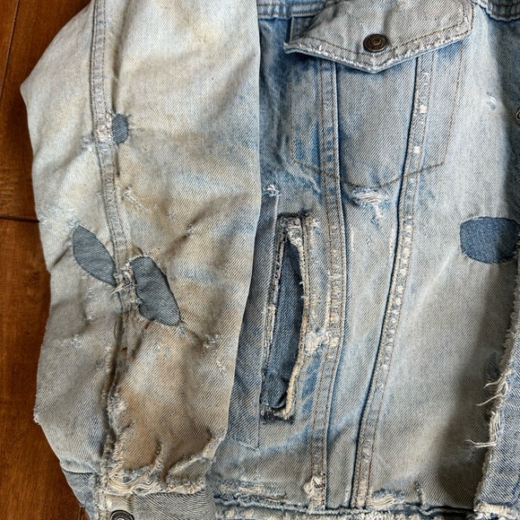 Levi's Distressed THRASHED Denim Trucker Jacket with Sherpa Lining - Picture 4 of 12
